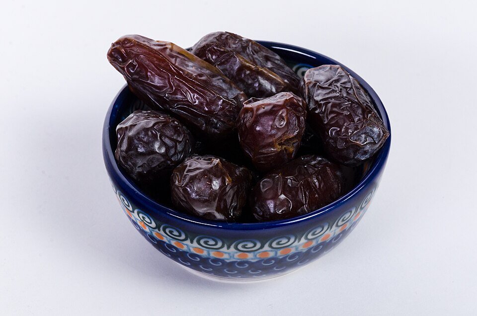 تمر المجهول في وعاء